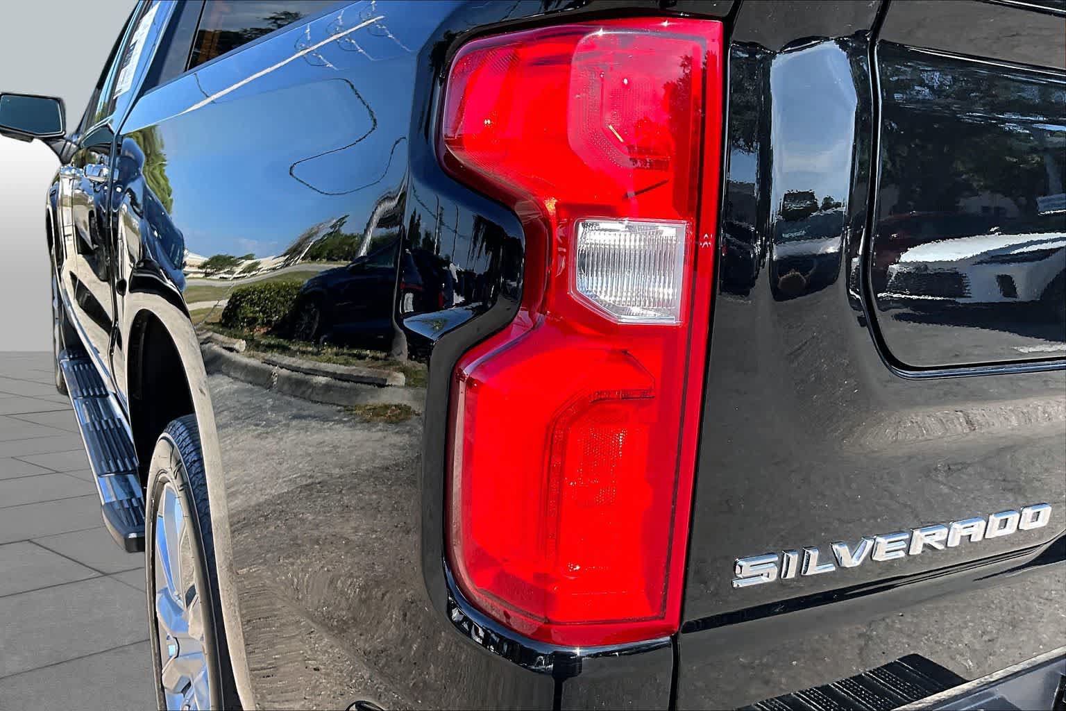 Used 2024 Chevrolet Silverado 1500 High Country w/ High Country Premium Package AWD/4WD image 29