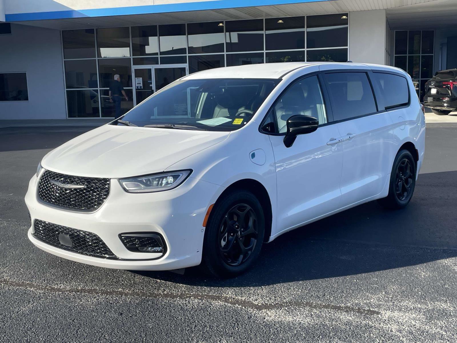 Certified 2024 Chrysler Pacifica Limited image 13