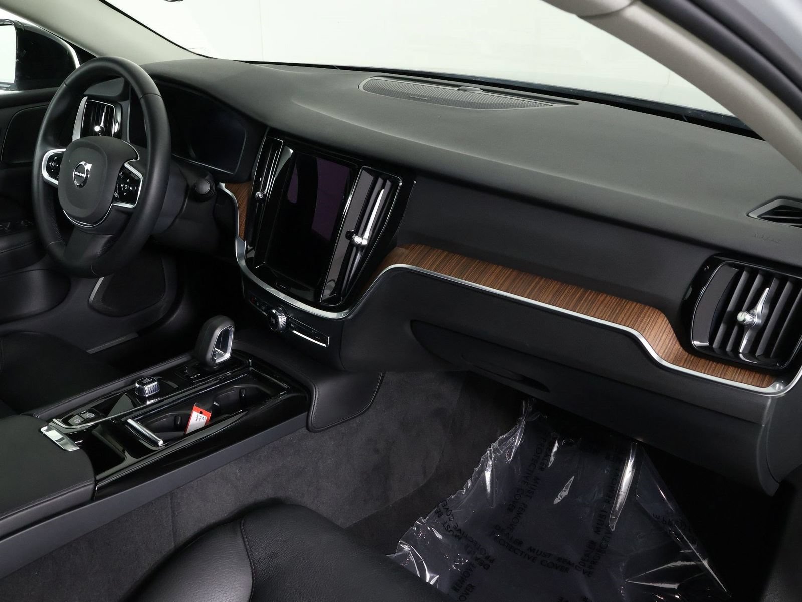 Certified 2024 Volvo S60 T8 Plus AWD/4WD image 22