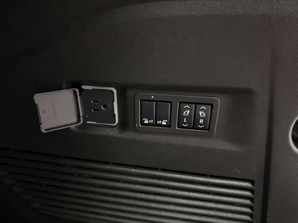 Certified 2024 Chevrolet Suburban High Country image 15