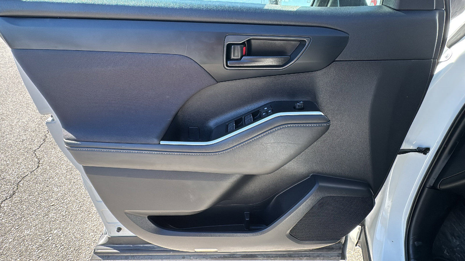 Used 2020 Toyota Highlander L image 11