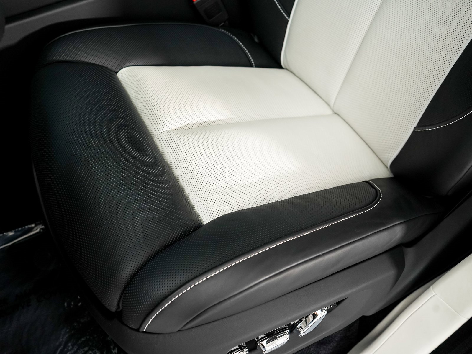Certified 2025 Rolls-Royce Cullinan image 20