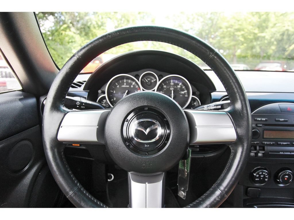 Used 2006 MAZDA MX-5 Miata RWD image 12