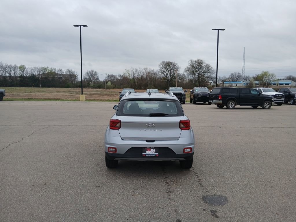 Used 2023 Hyundai Venue SEL image 6