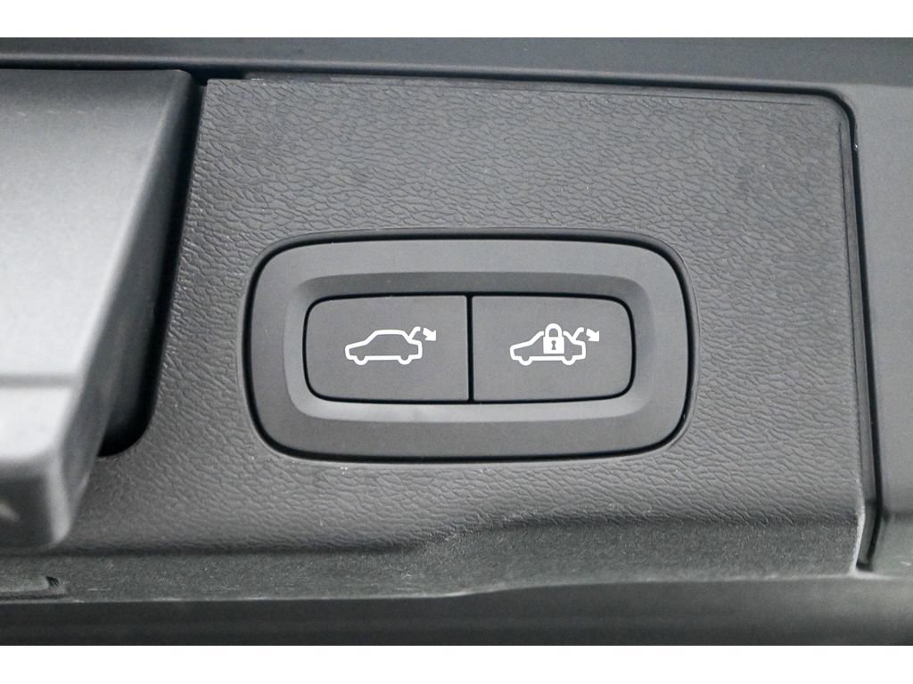 Used 2018 Volvo XC60 T6 Momentum w/ Vision Package image 57
