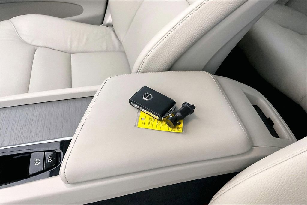 Certified 2023 Volvo XC60 B5 Plus w/ Protection Package Premier image 14