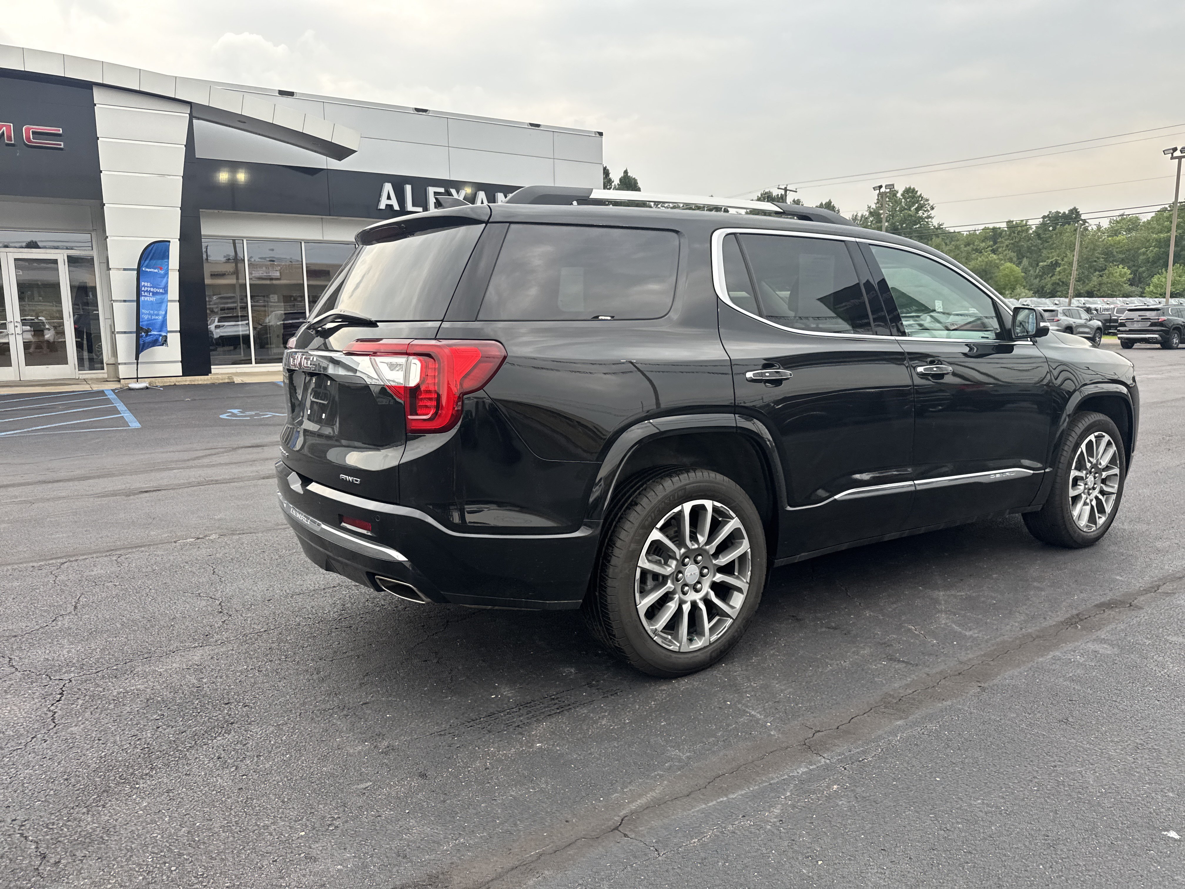 Used 2023 GMC Acadia Denali w/ Denali Ultimate Package AWD/4WD image 3