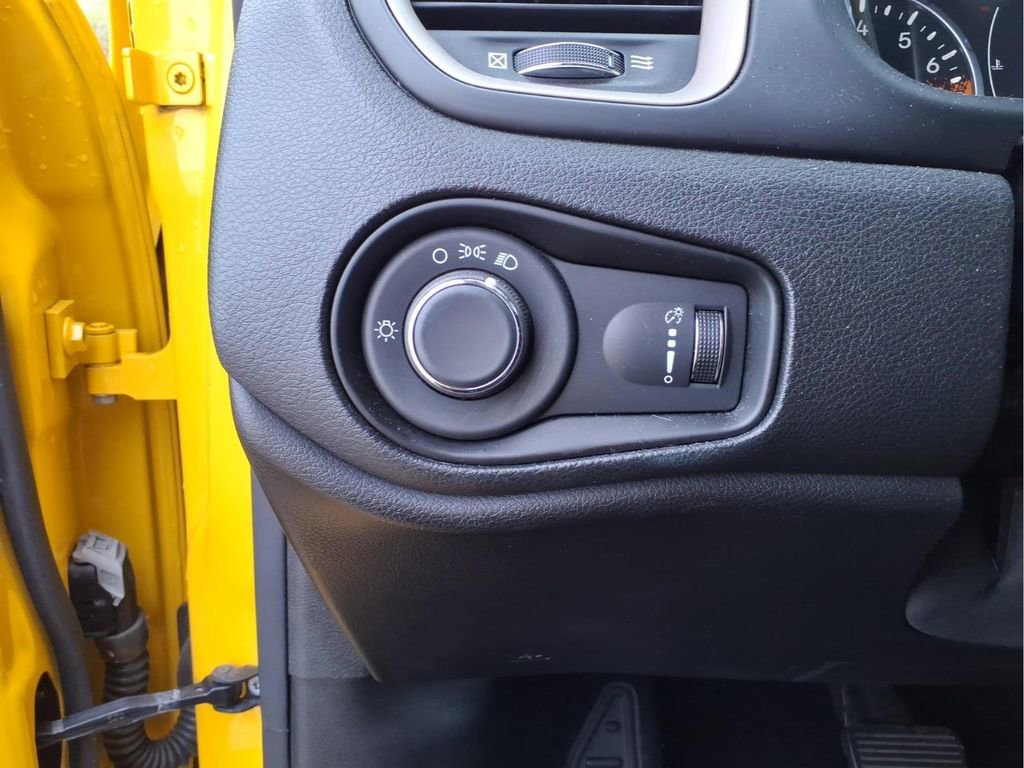 Used 2015 Jeep Renegade Sport w/ Power & Air Group image 18