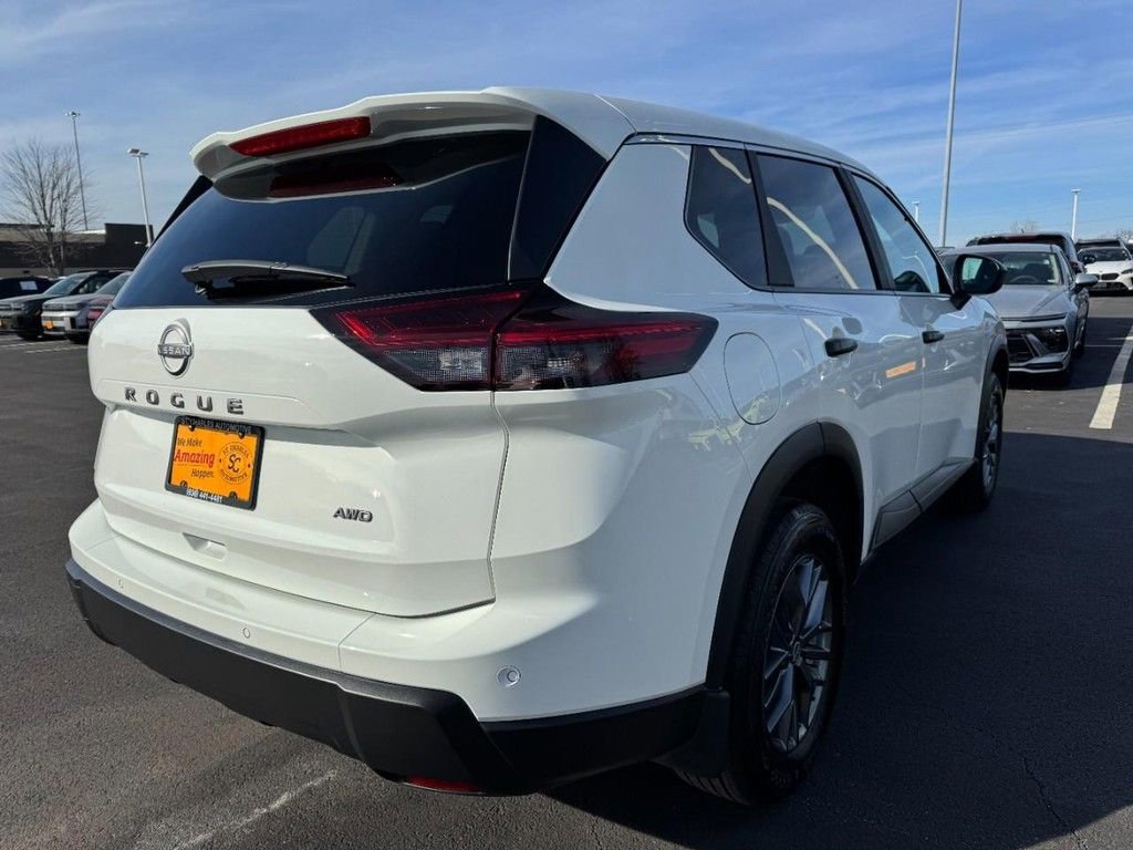 Used 2025 Nissan Rogue S image 3