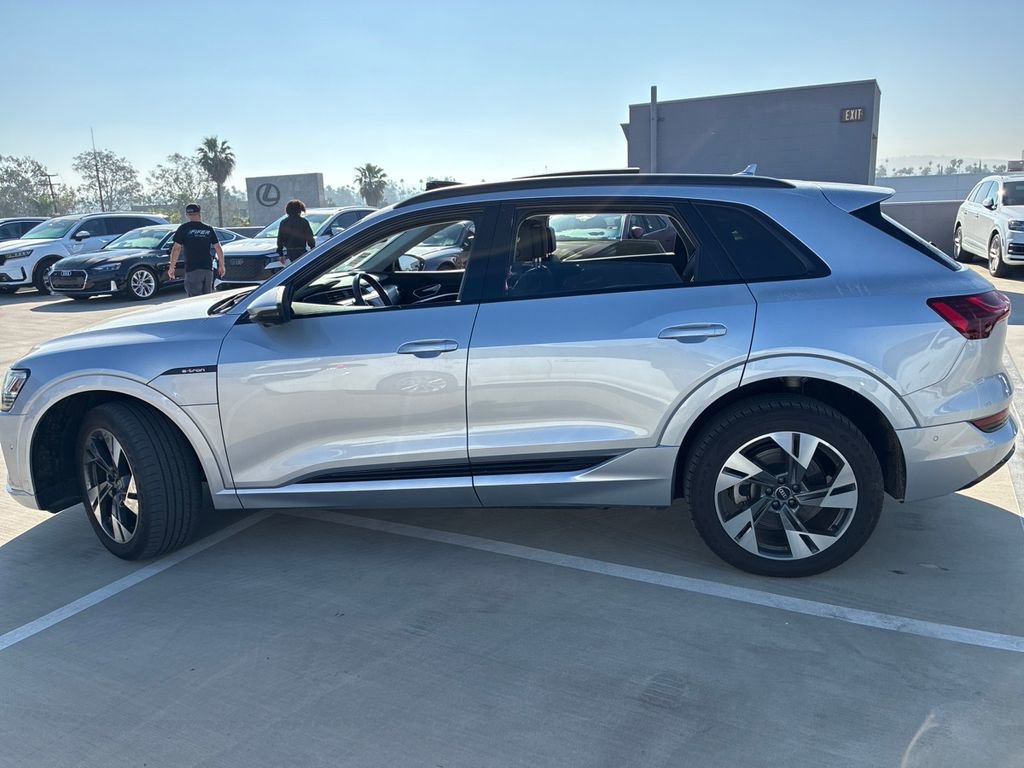 Used 2022 Audi e-tron Premium w/ Convenience Plus Package image 4
