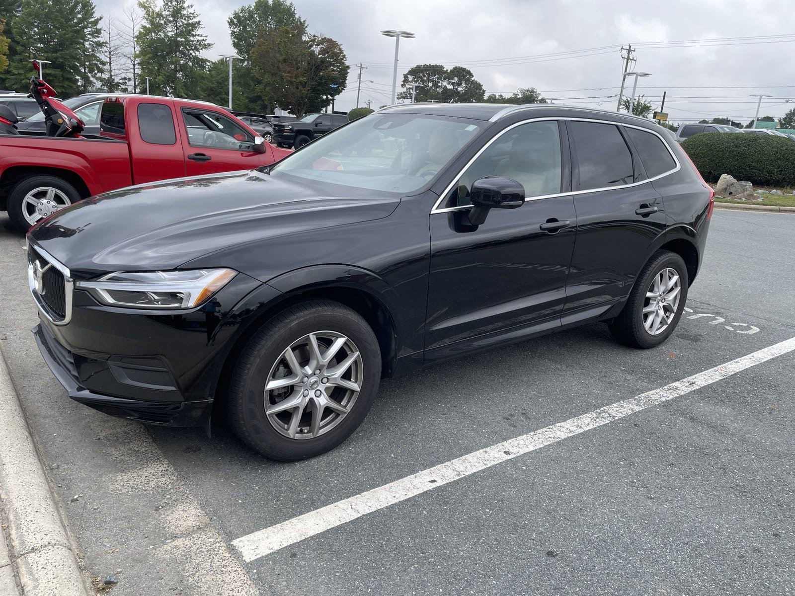 Used 2019 Volvo XC60 T5 Momentum w/ Multimedia Package image 1