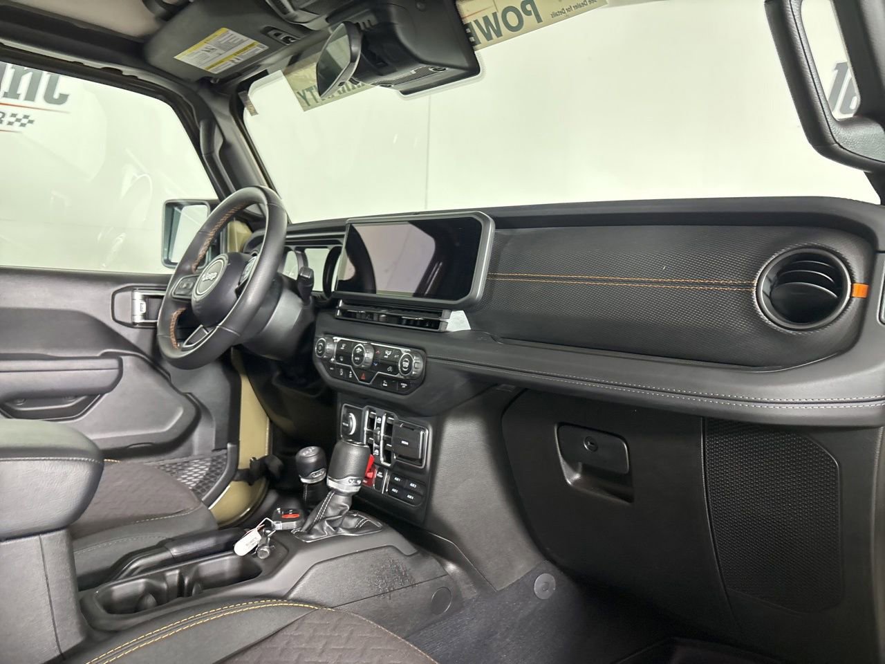 Used 2025 Jeep Gladiator Mojave AWD/4WD image 29