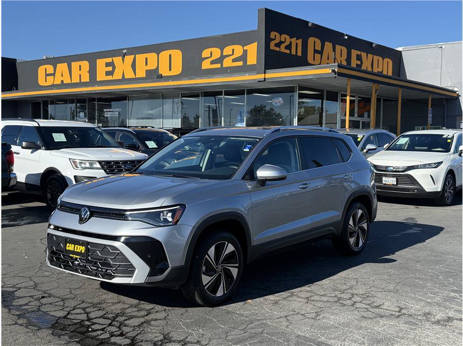 Used 2026 Volkswagen Taos SE AWD/4WD image 1