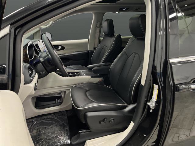 Used 2023 Chrysler Pacifica Limited image 4