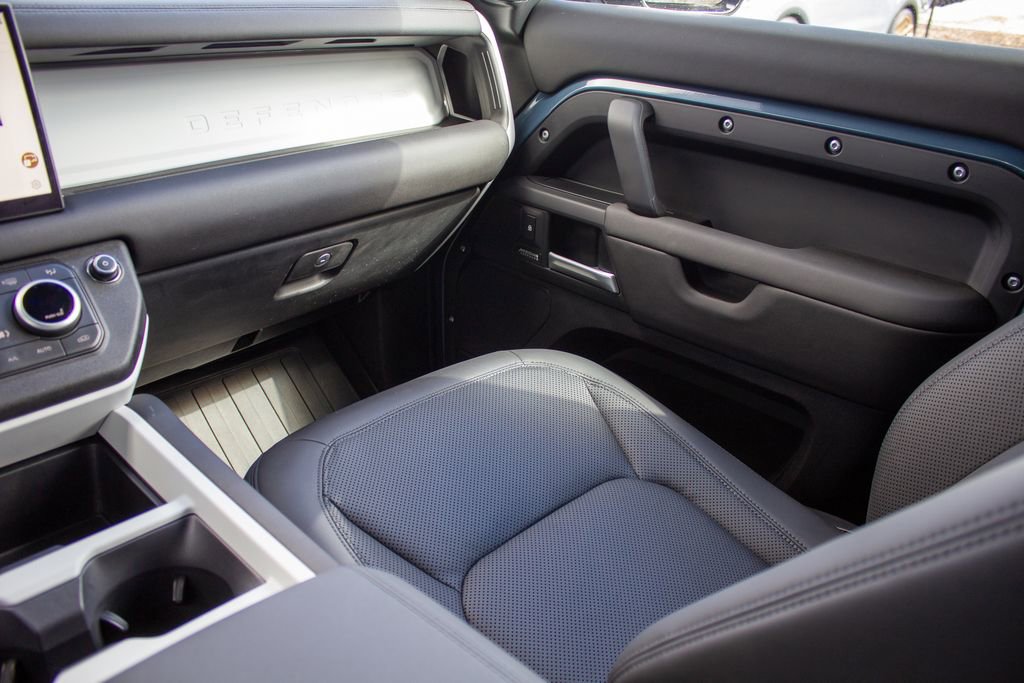 Used 2025 Land Rover Defender 90 X-Dynamic SE image 19