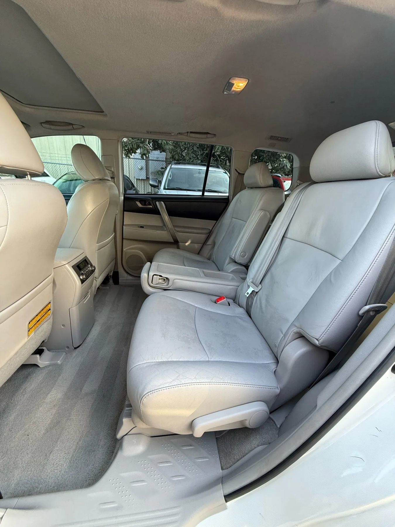 Used 2010 Toyota Highlander SE image 18