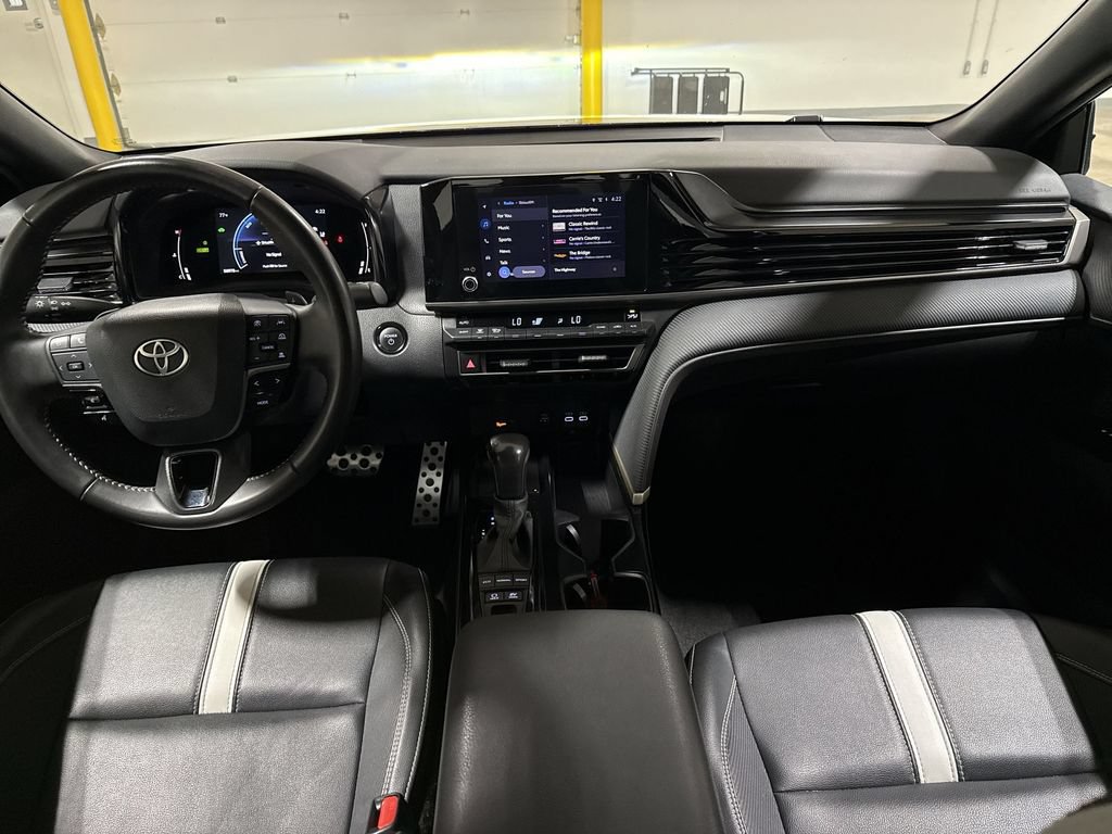 Used 2025 Toyota Camry Hybrid FWD image 10