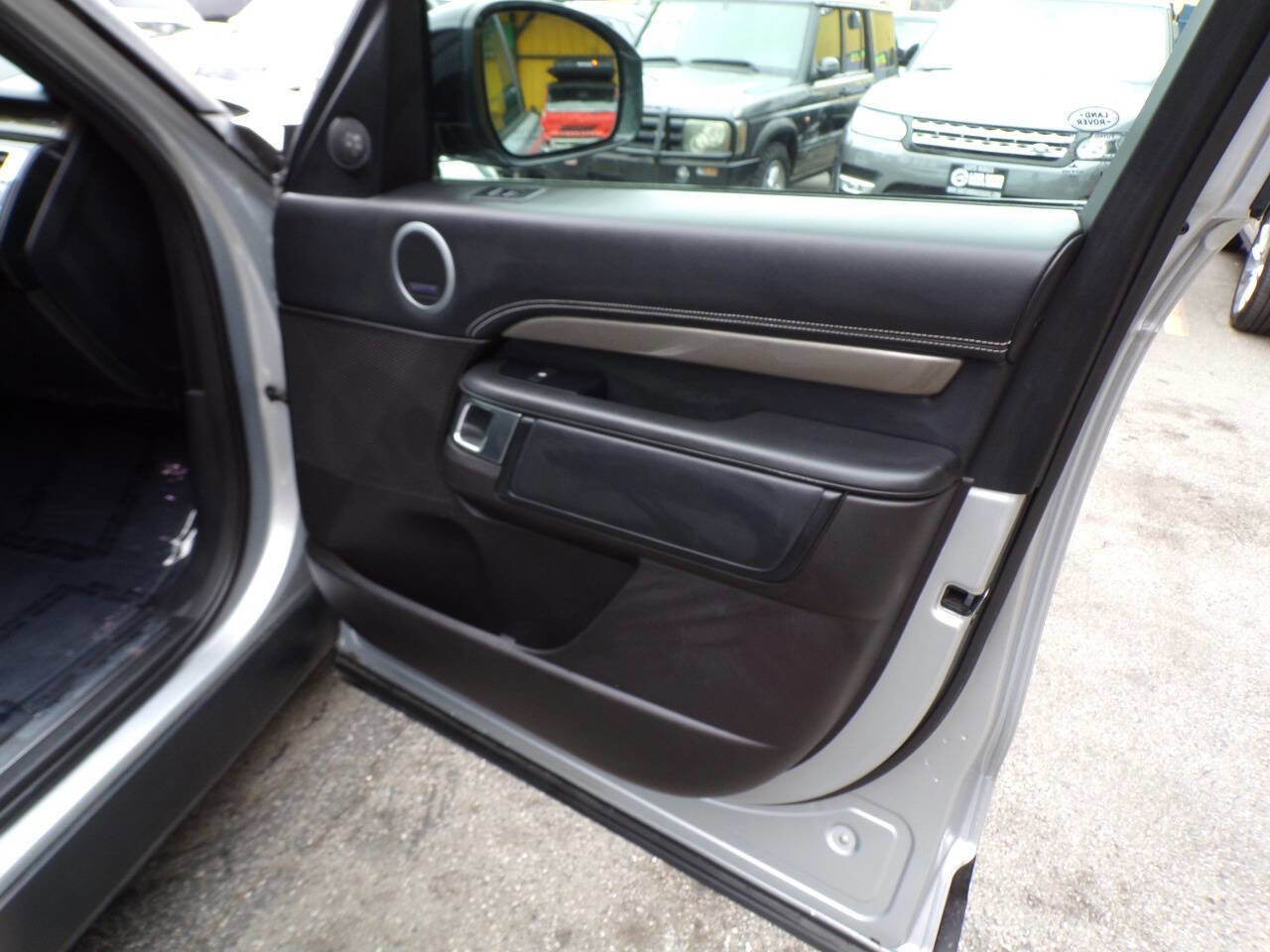 Used 2017 Land Rover Discovery HSE AWD/4WD image 10