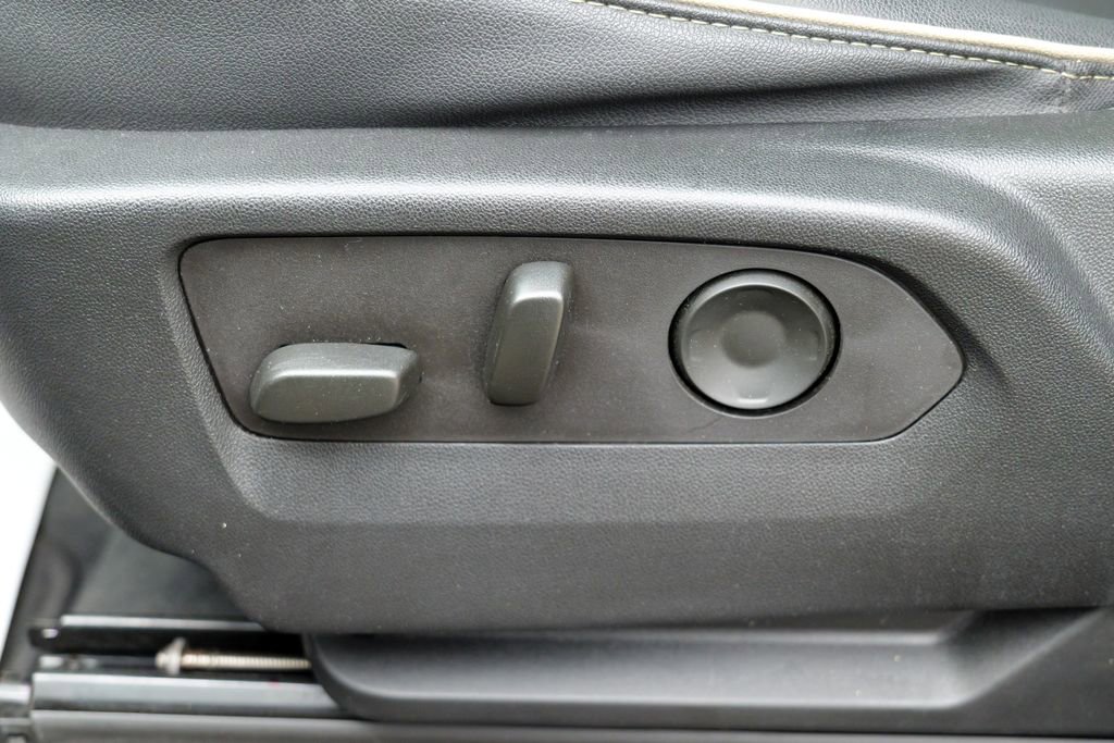 Used 2023 GMC Yukon XL SLT w/ SLT Premium Package image 24