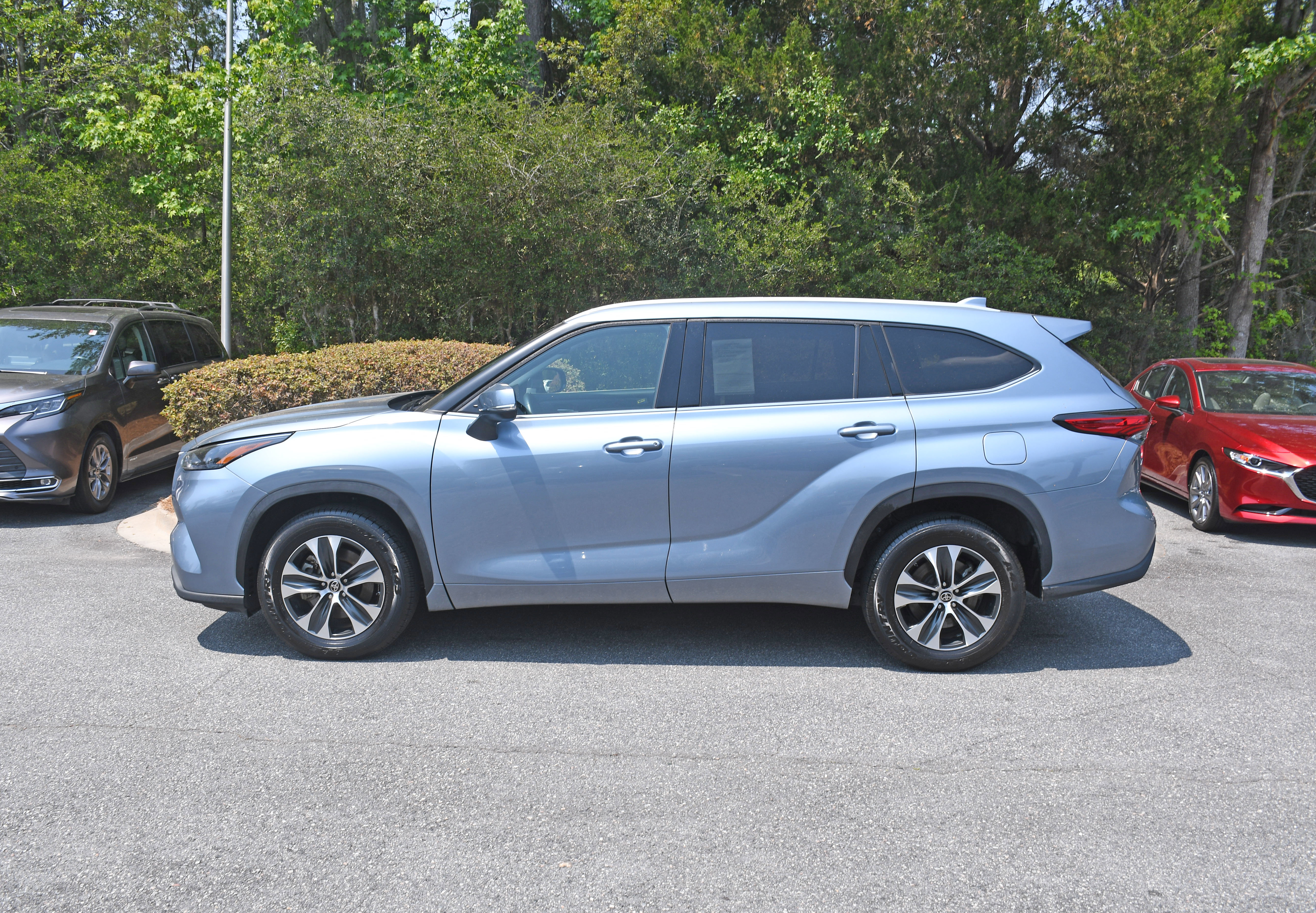 Used 2022 Toyota Highlander XLE FWD image 2