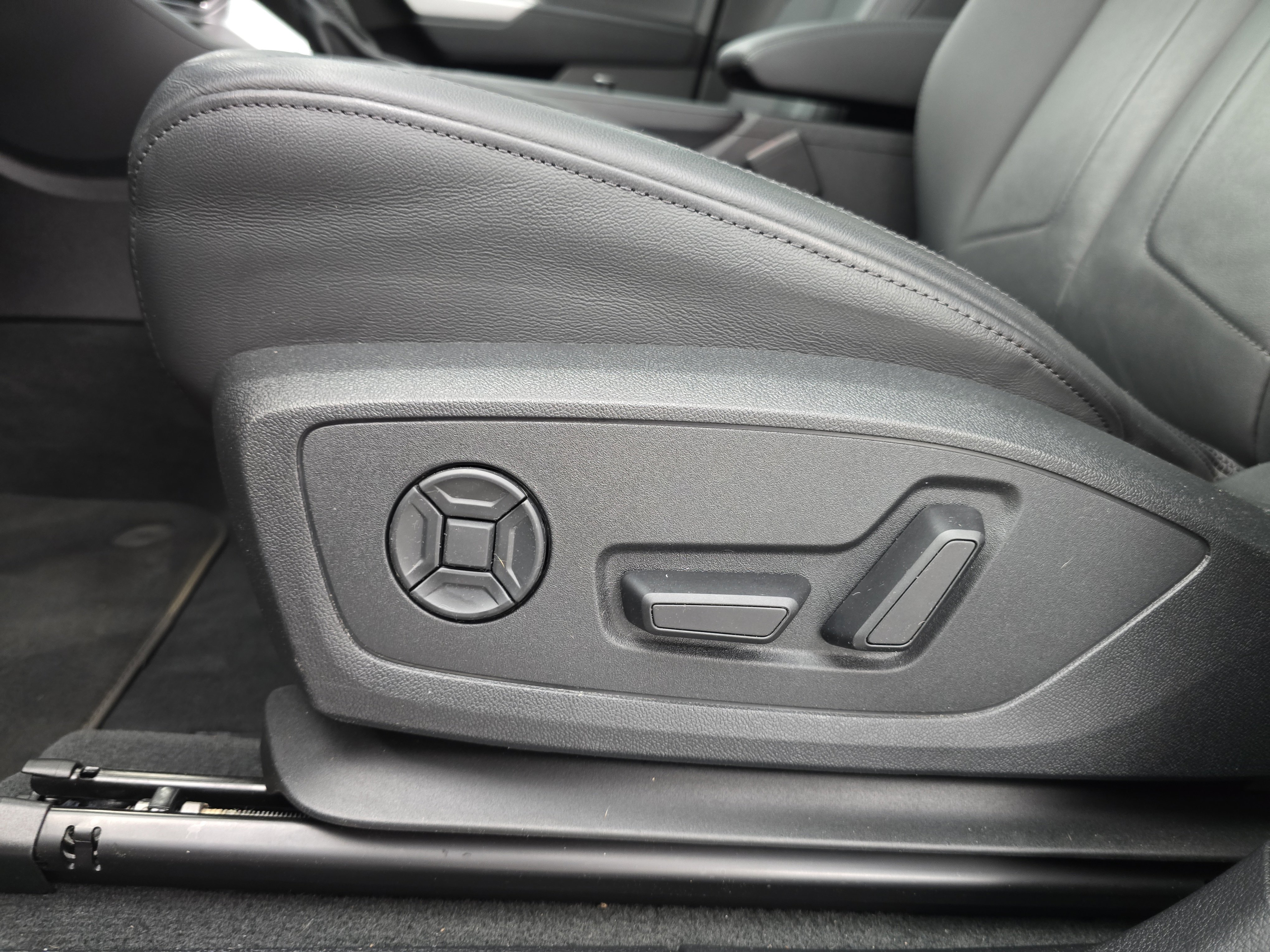 Used 2024 Audi Q3 2.0T Premium w/ Convenience Package image 29