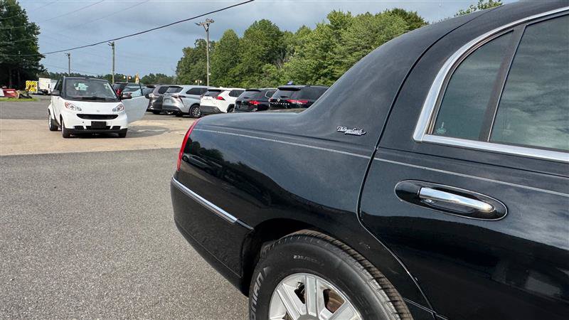Used 2008 Lincoln Town Car Executive RWD image 32