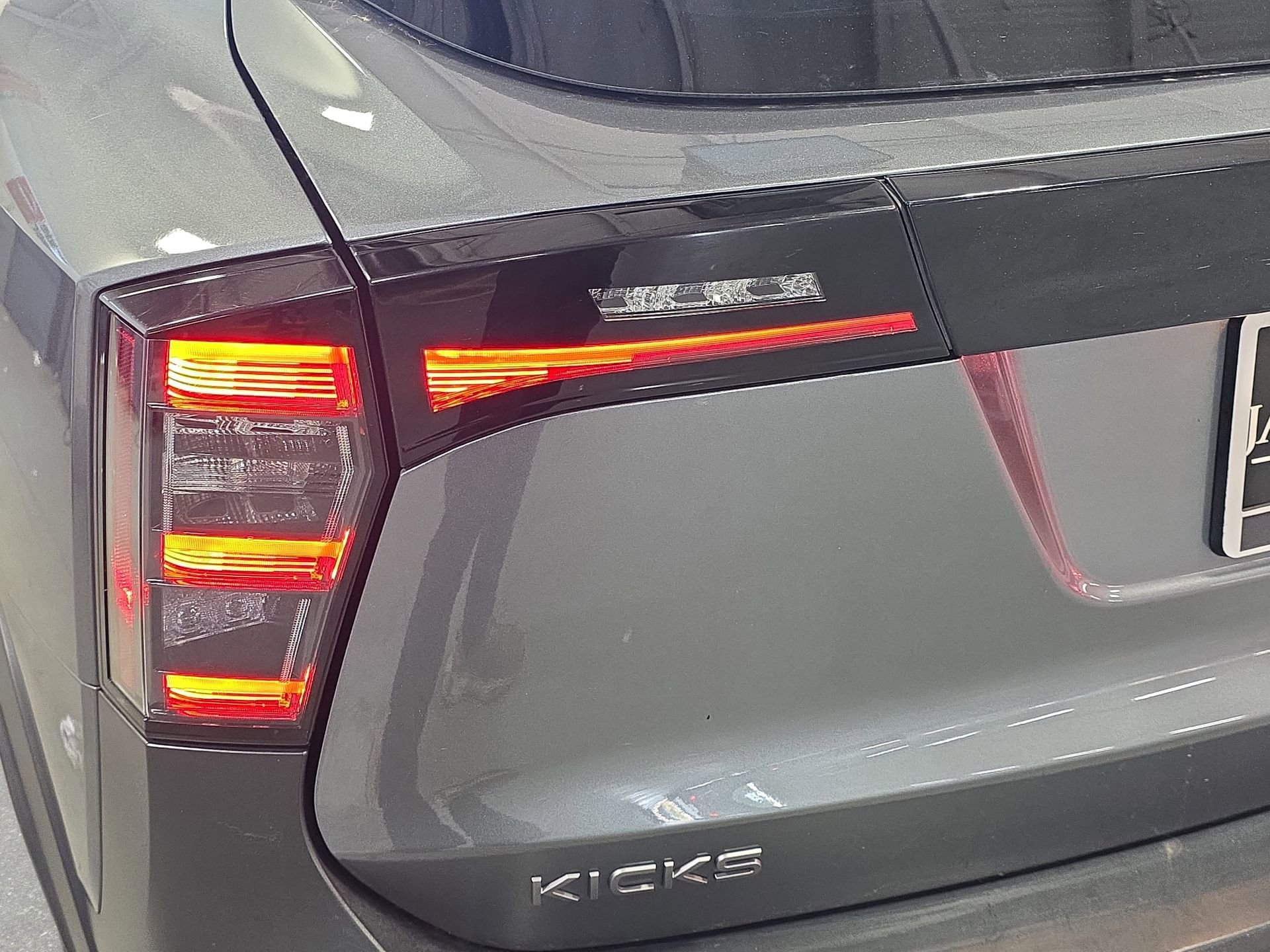 Used 2025 Nissan Kicks SV AWD/4WD image 32