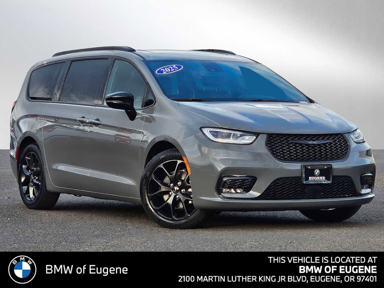 Used 2025 Chrysler Pacifica Limited image 1