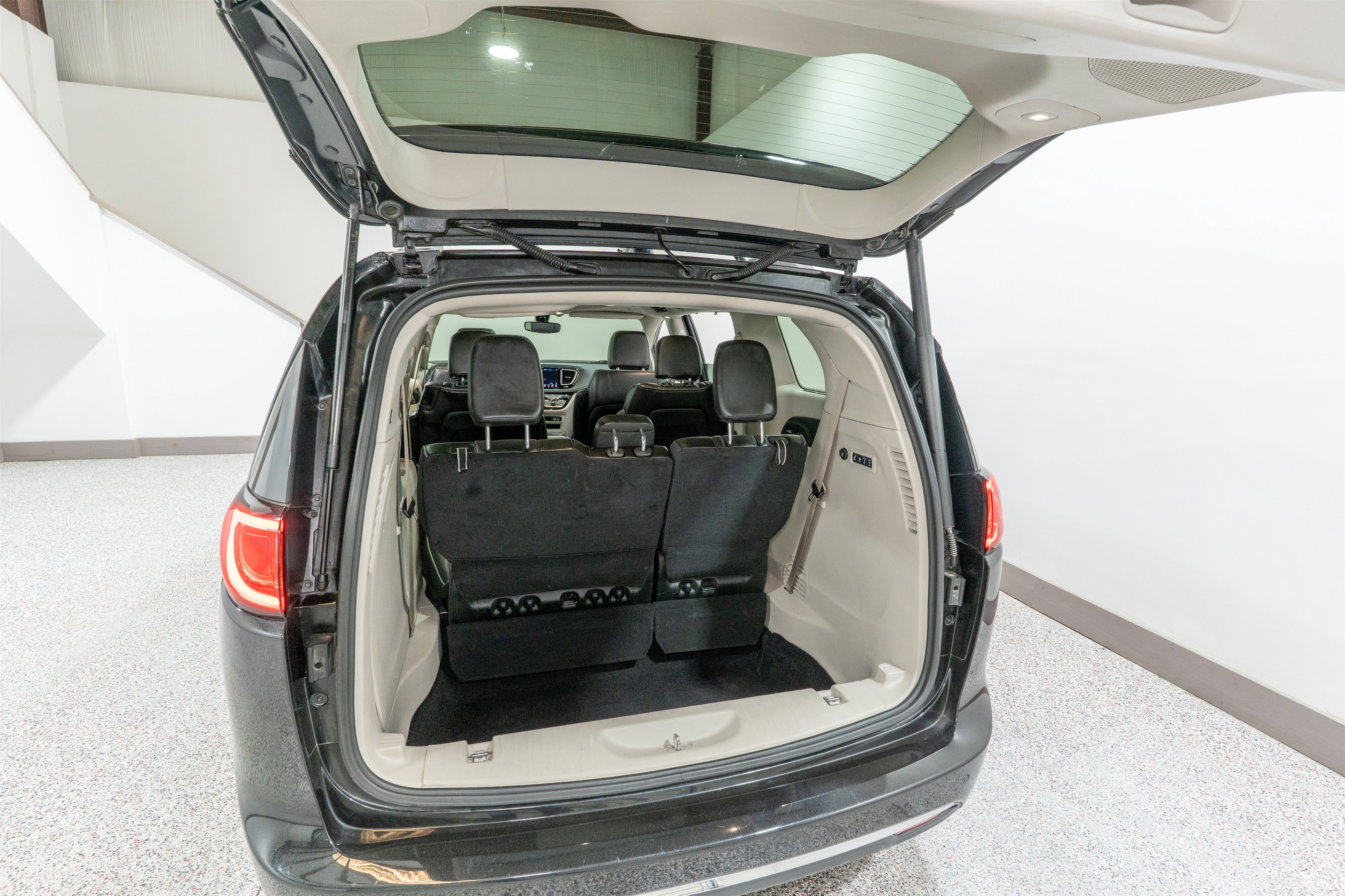 Used 2020 Chrysler Pacifica Limited image 33