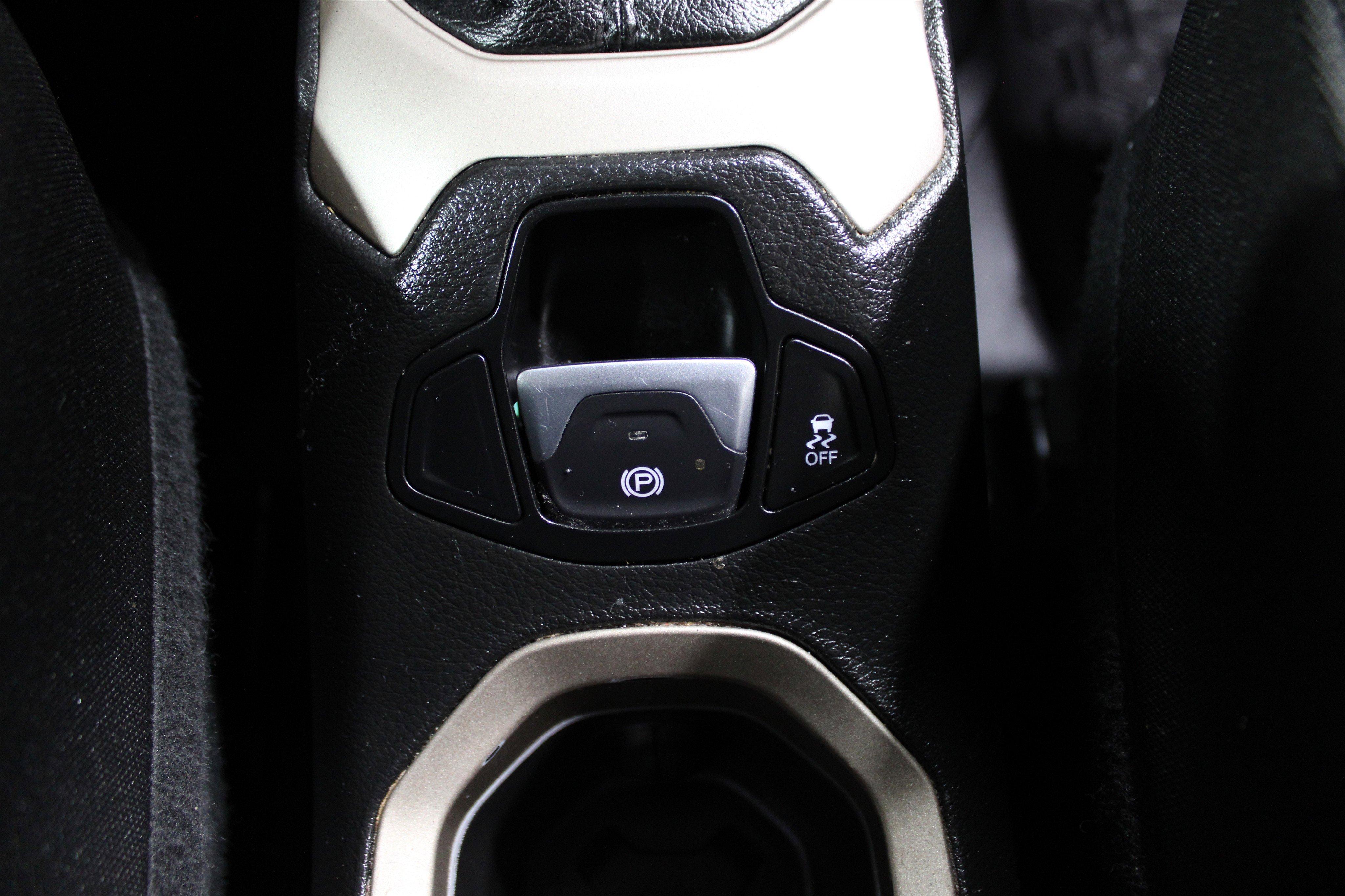 Used 2016 Jeep Renegade Latitude w/ Cold Weather Group image 20