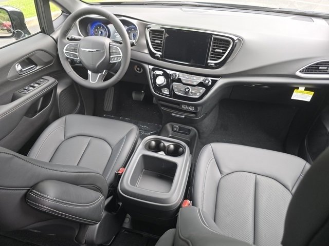 New 2025 Chrysler Voyager LX image 28
