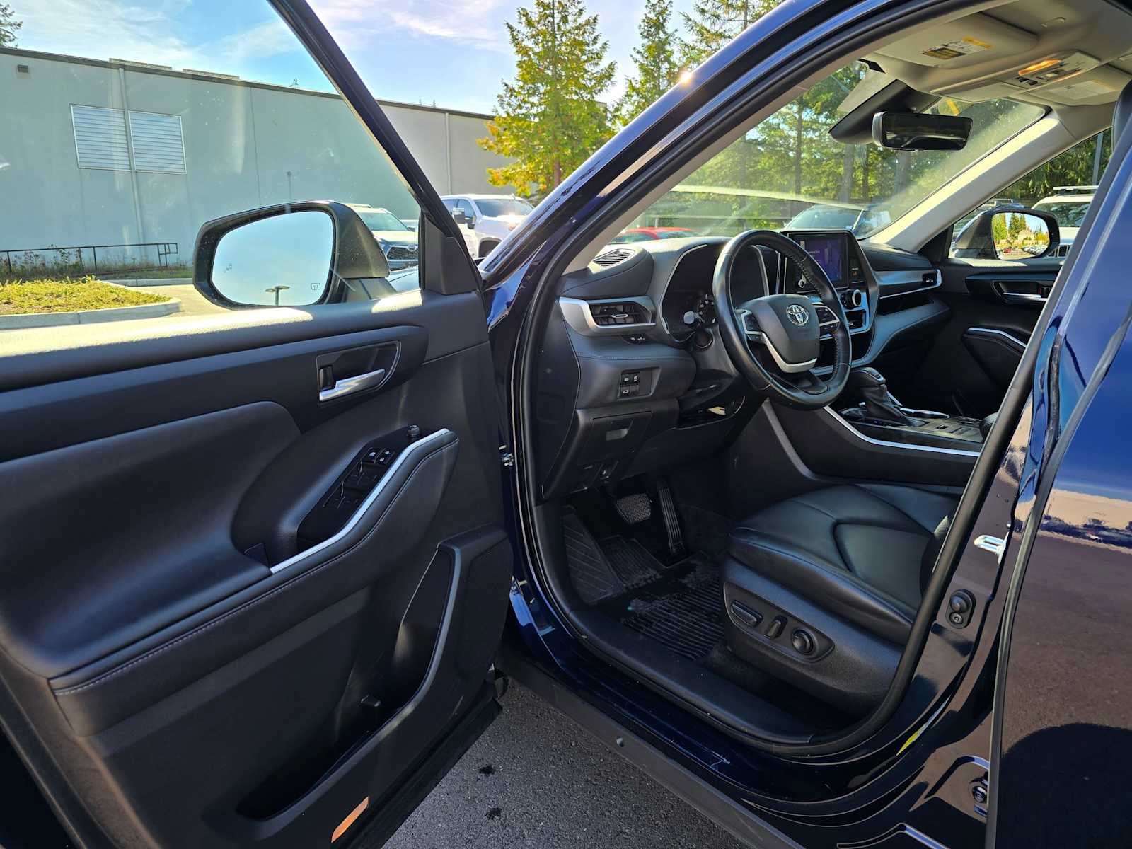 Used 2023 Toyota Highlander XLE AWD/4WD image 20