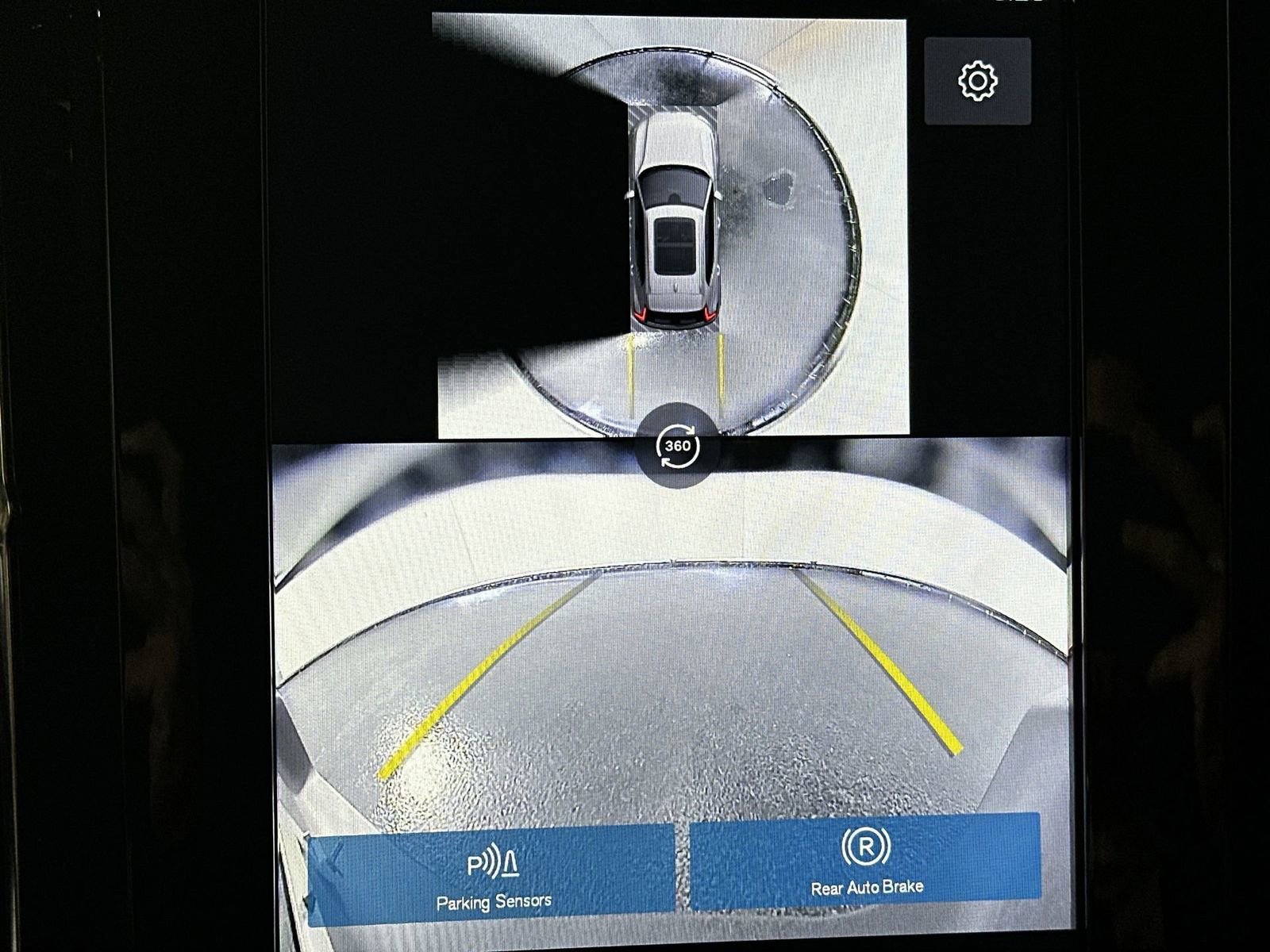 Used 2025 Volvo XC40 B5 Plus image 17