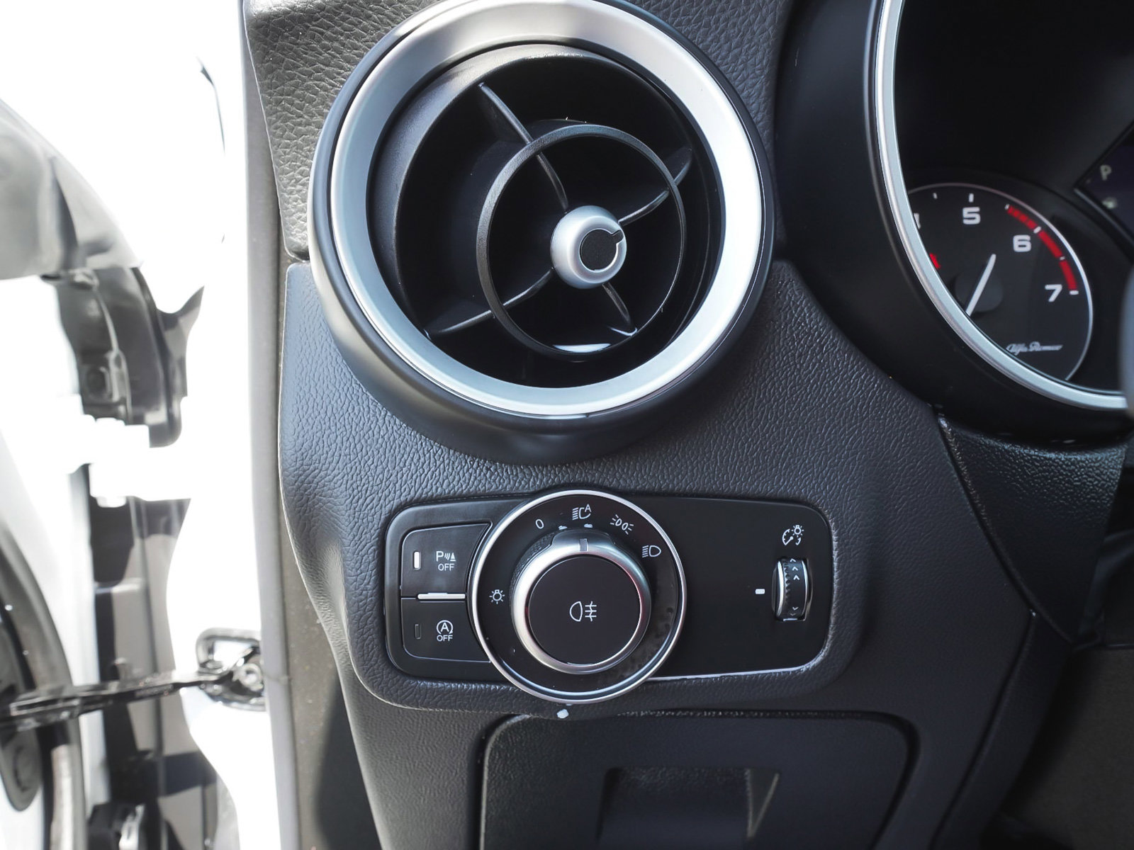 Used 2023 Alfa Romeo Stelvio Veloce image 16