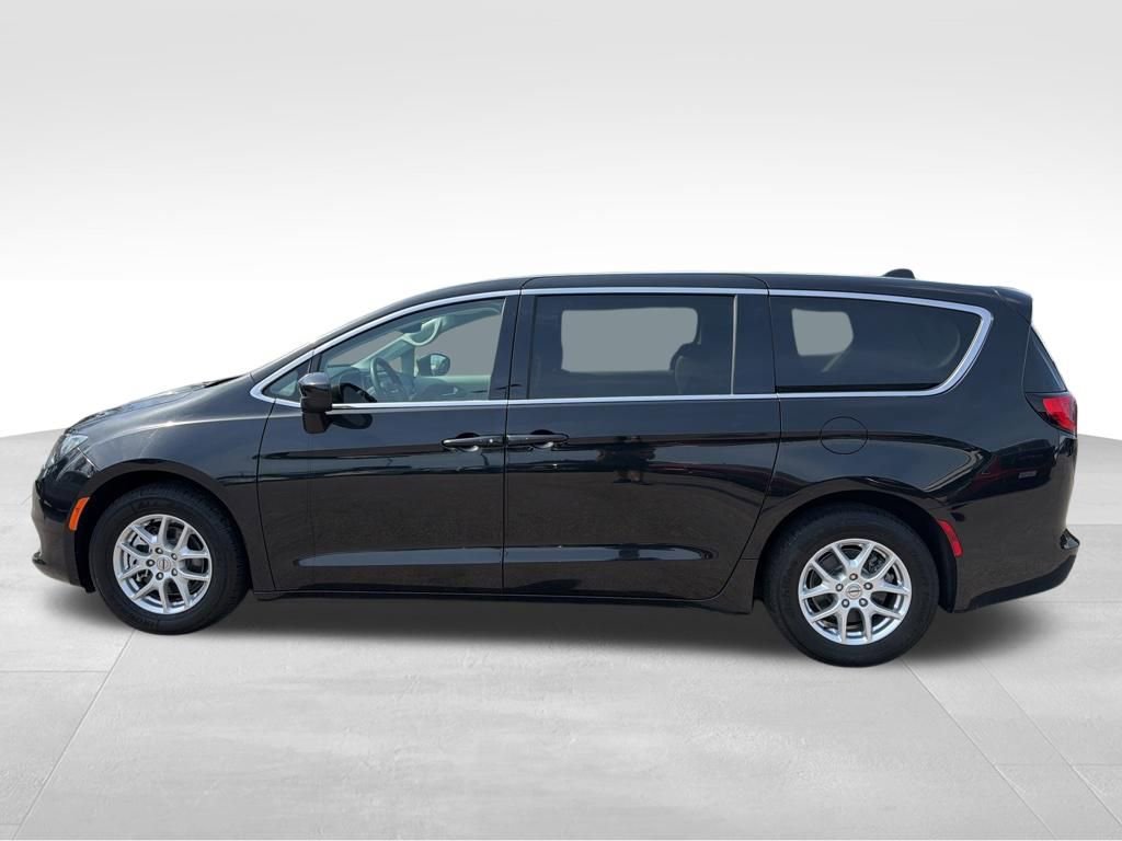 Used 2023 Chrysler Voyager LX image 2