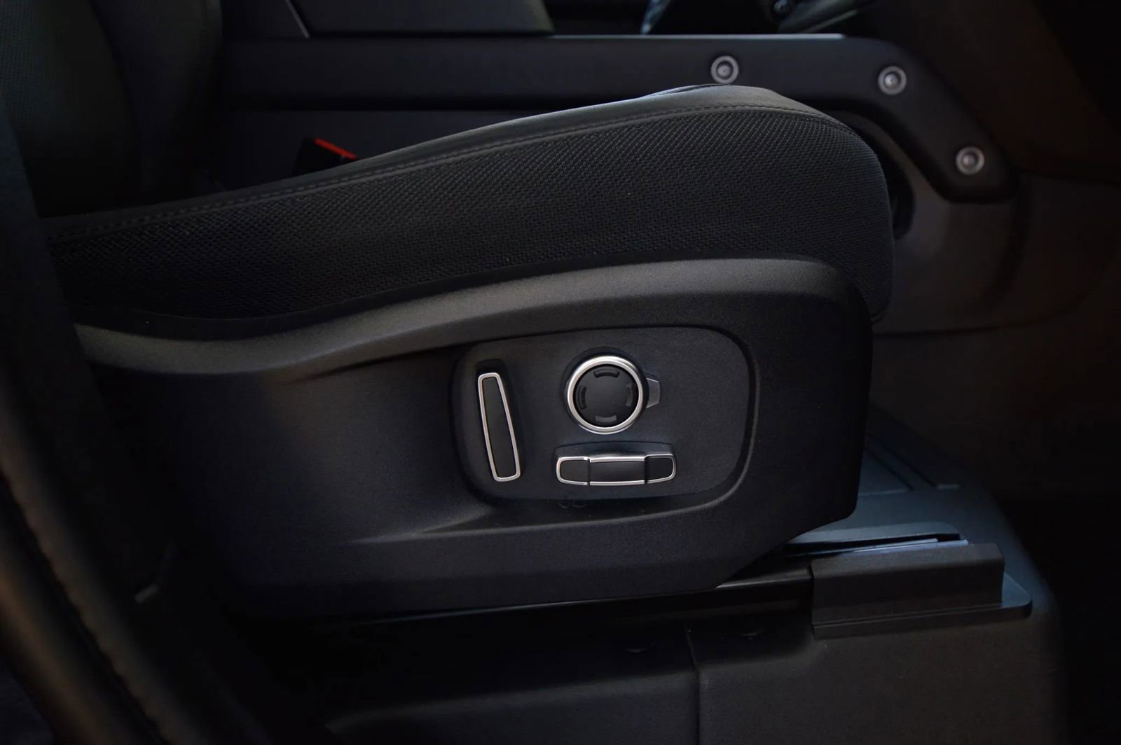 Used 2025 Land Rover Defender 130 V8 image 42