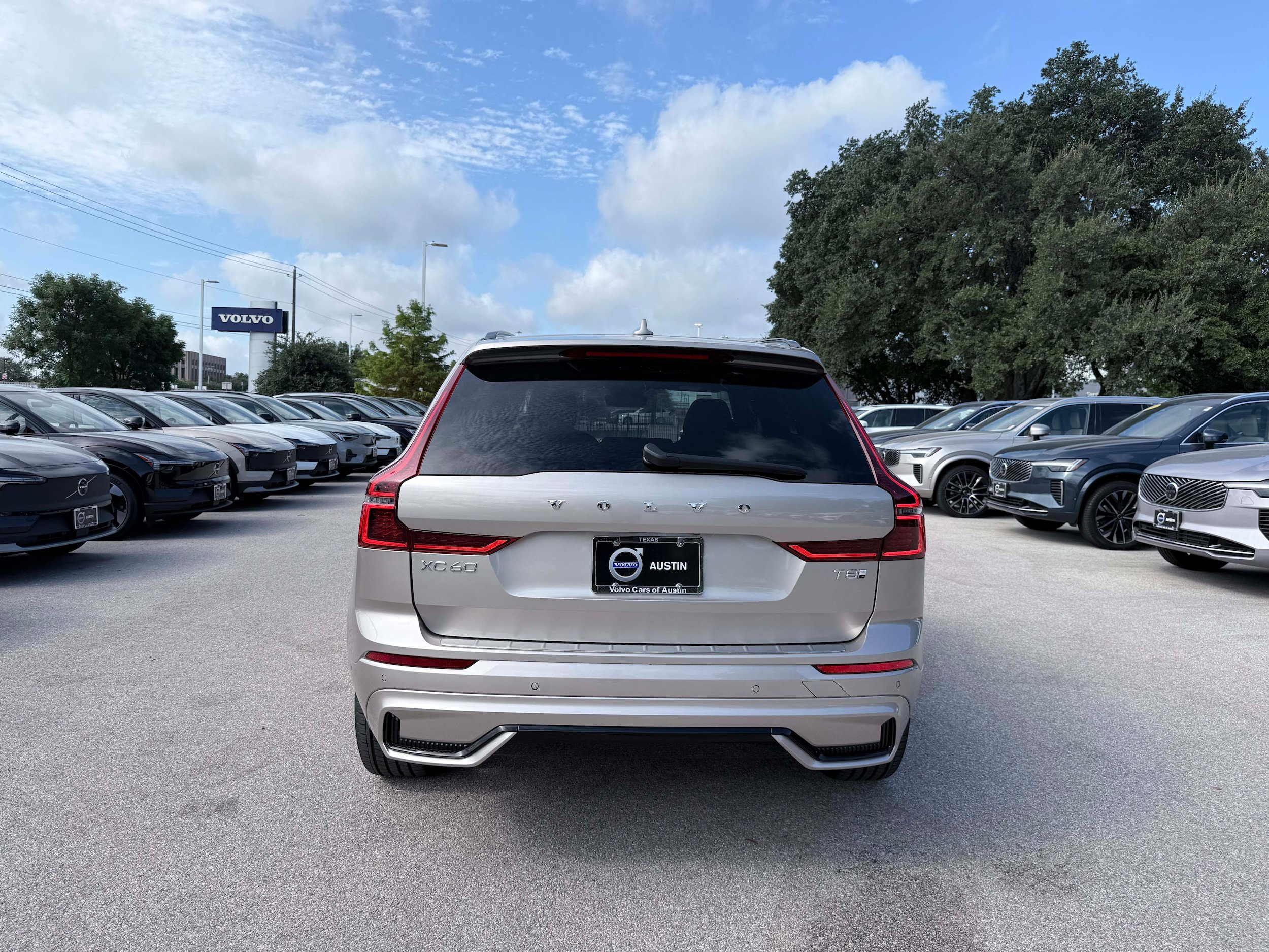 New 2026 Volvo XC60 T8 Plus w/ Protection Package Premier AWD/4WD image 5