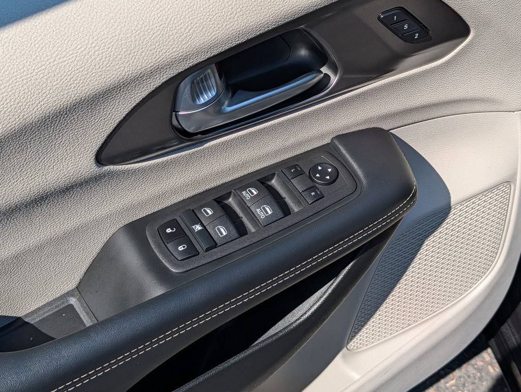 Used 2023 Chrysler Pacifica Touring-L FWD image 15