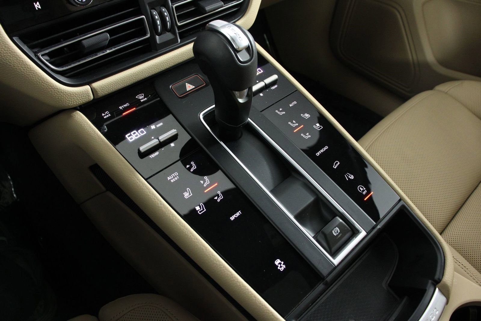 Certified 2025 Porsche Macan AWD/4WD image 18