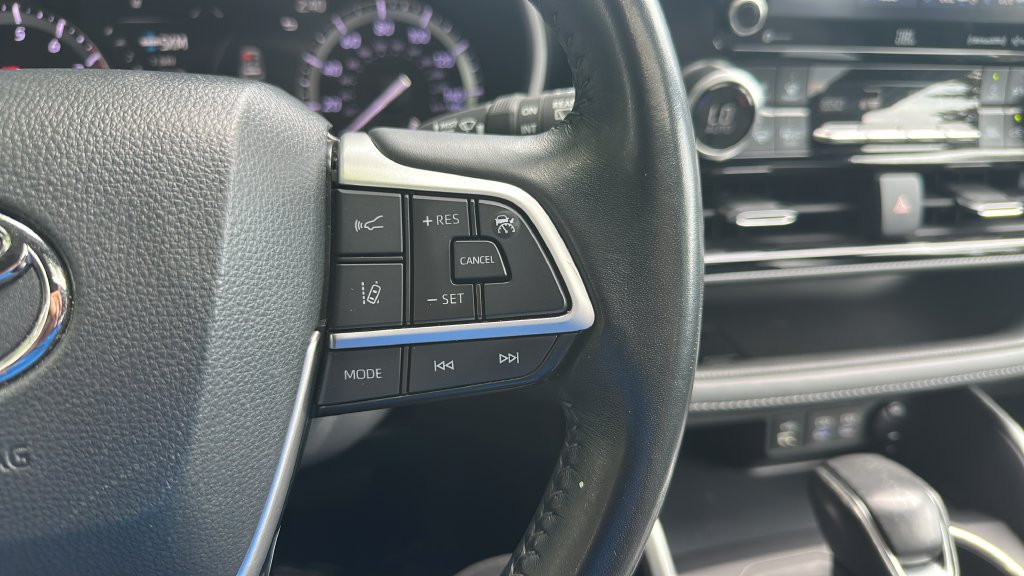 Used 2022 Toyota Highlander XSE FWD image 22