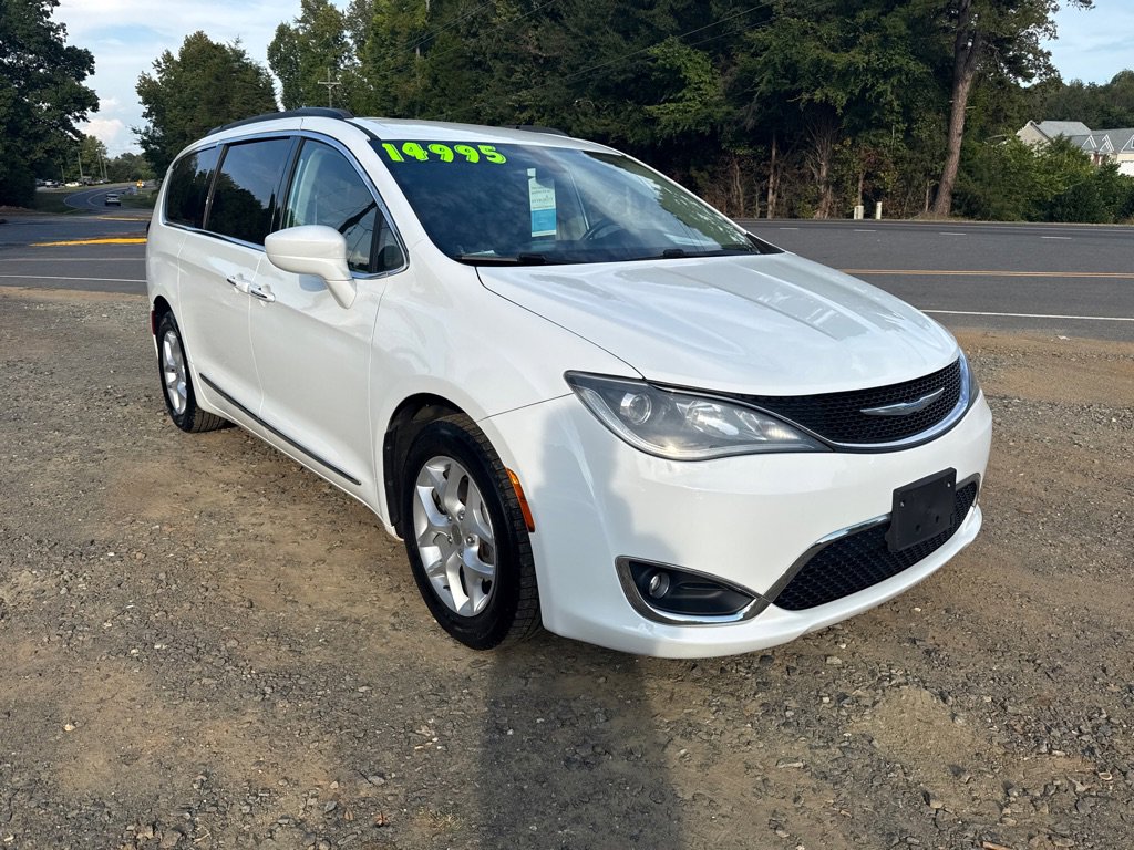 Used 2017 Chrysler Pacifica Touring-L w/ Tire & Wheel Group image 4