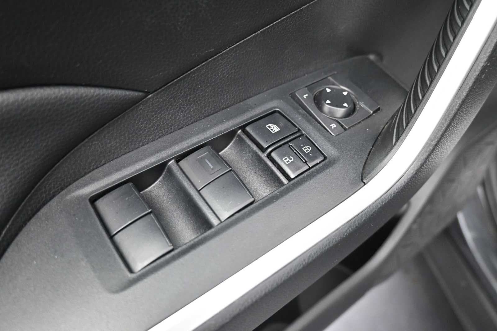 Used 2021 Toyota RAV4 LE AWD/4WD image 9