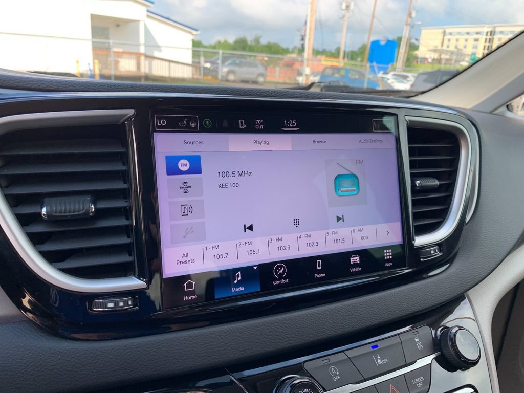 Used 2022 Chrysler Pacifica Touring-L FWD image 23