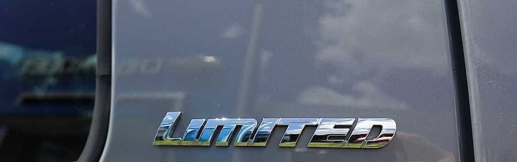 Used 2021 Toyota Tundra Limited w/ Limited Premium Package AWD/4WD image 4