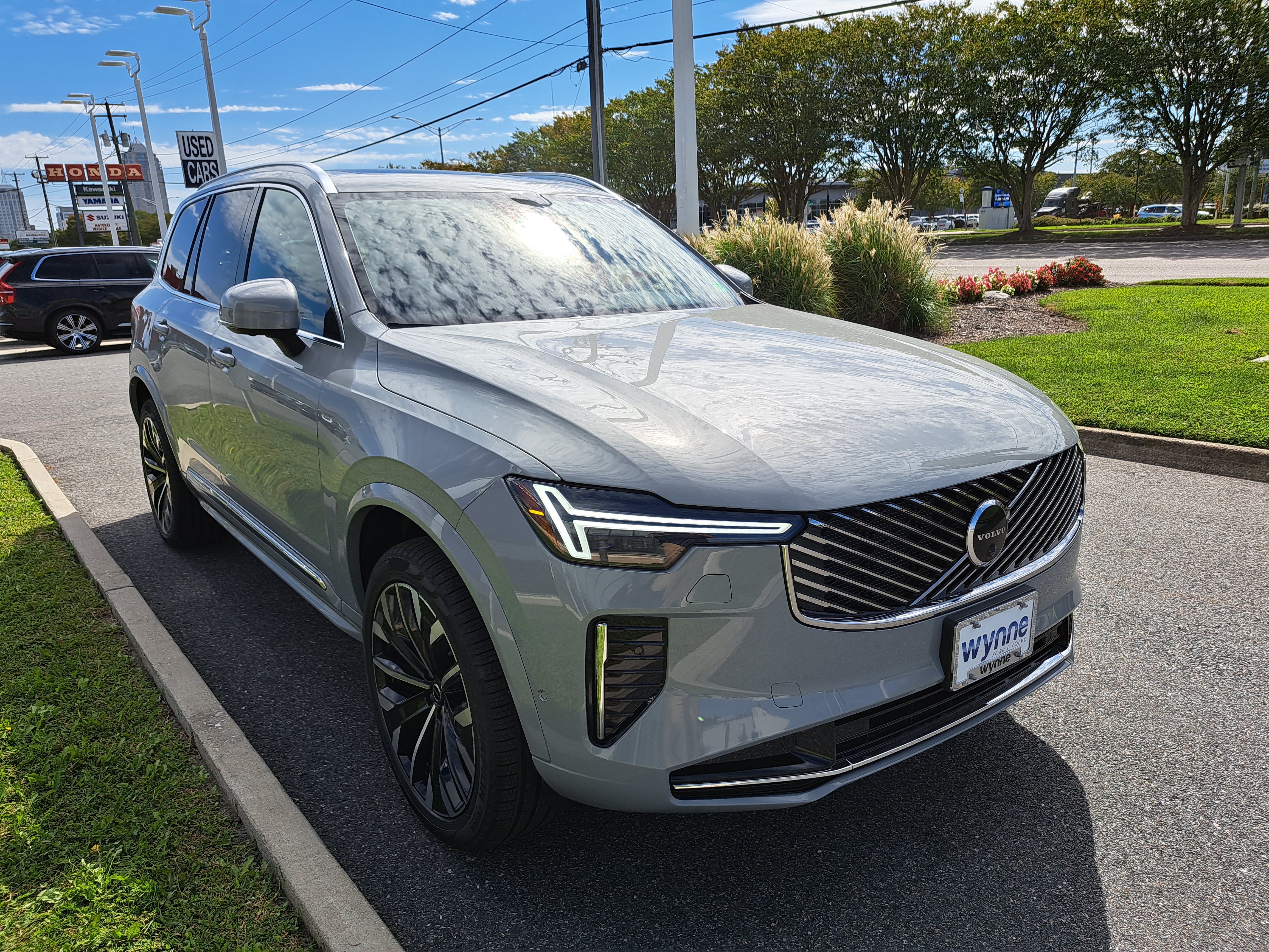 New 2026 Volvo XC90 B6 Plus w/ Protection Package Premier AWD/4WD image 2