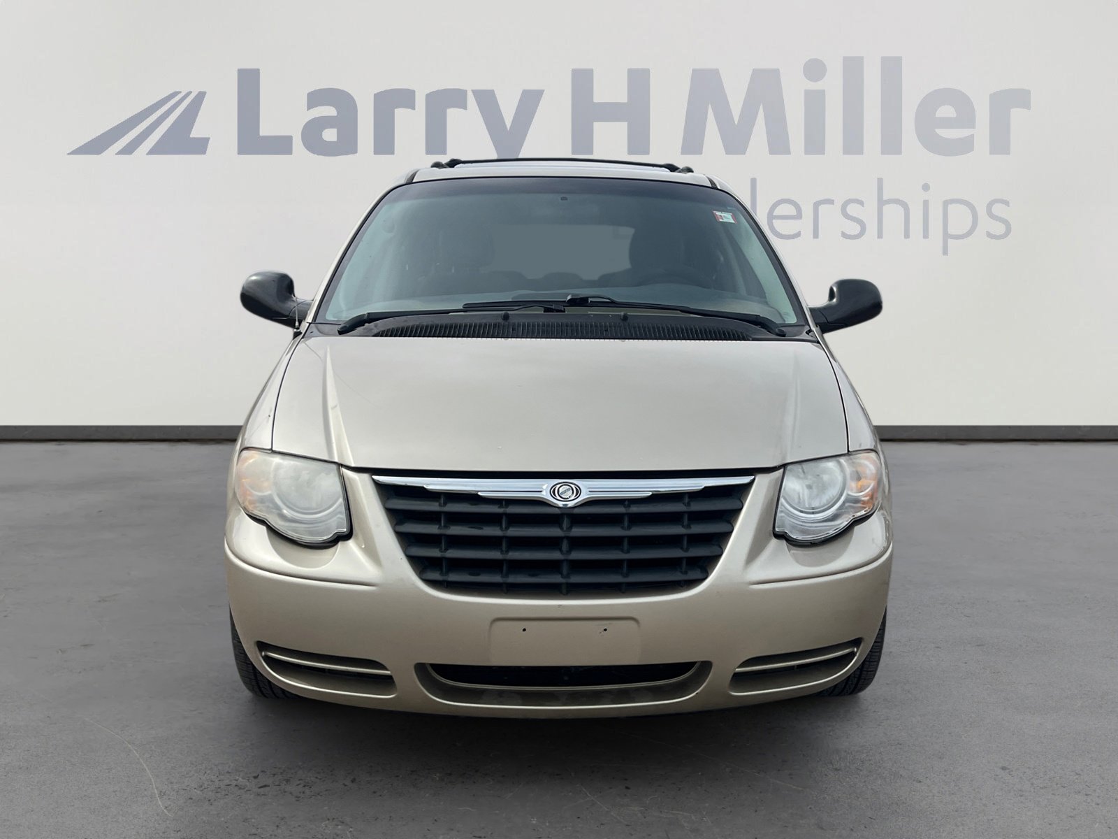 Used 2005 Chrysler Town & Country Touring w/ Trailer Tow Group image 8