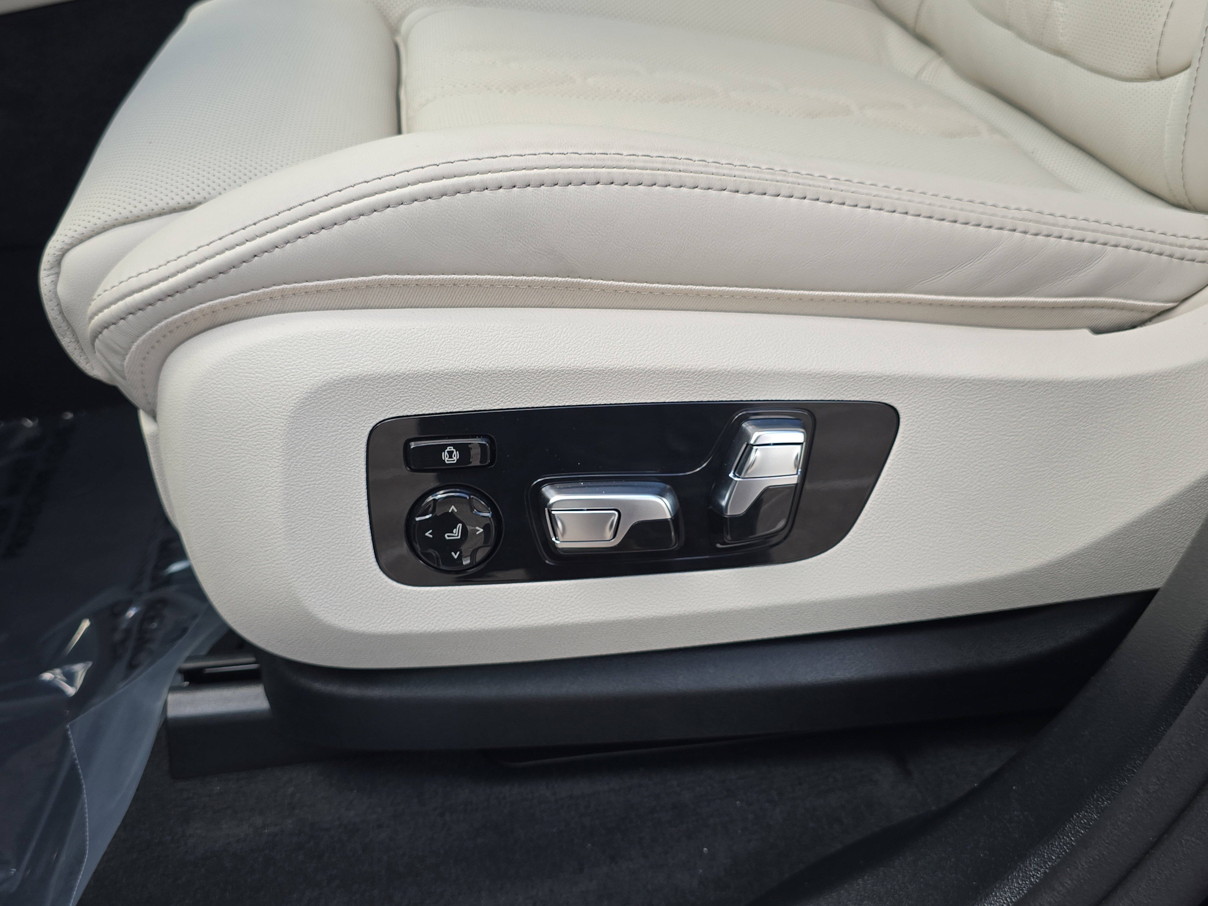 New 2026 BMW X7 M60i image 24