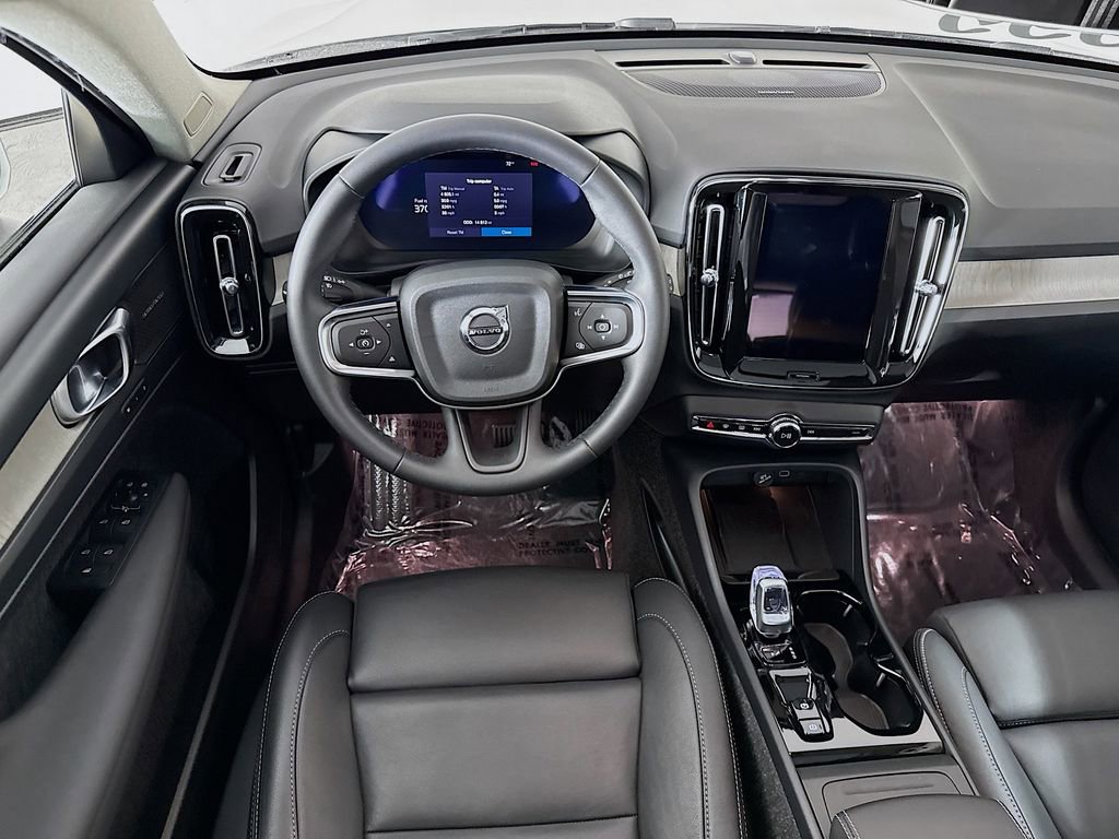 Used 2025 Volvo XC40 B5 Plus image 24