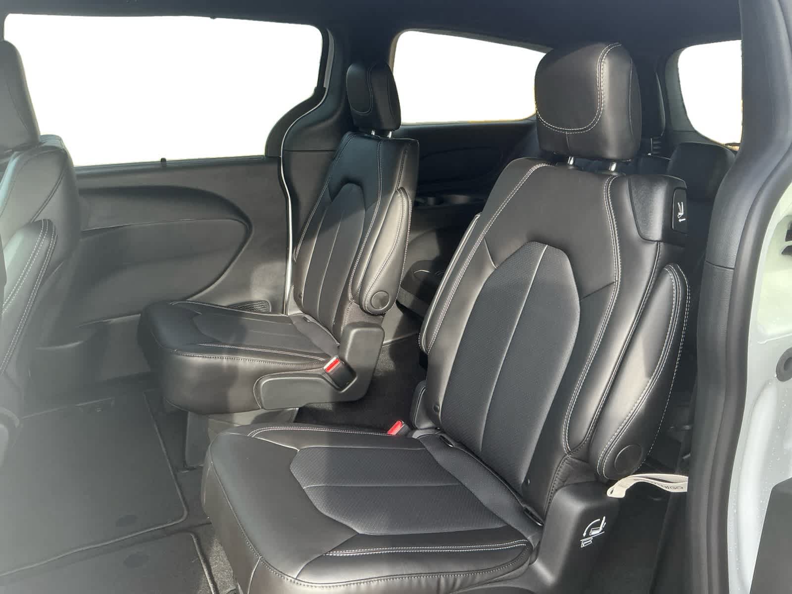 New 2026 Chrysler Pacifica Select FWD image 14