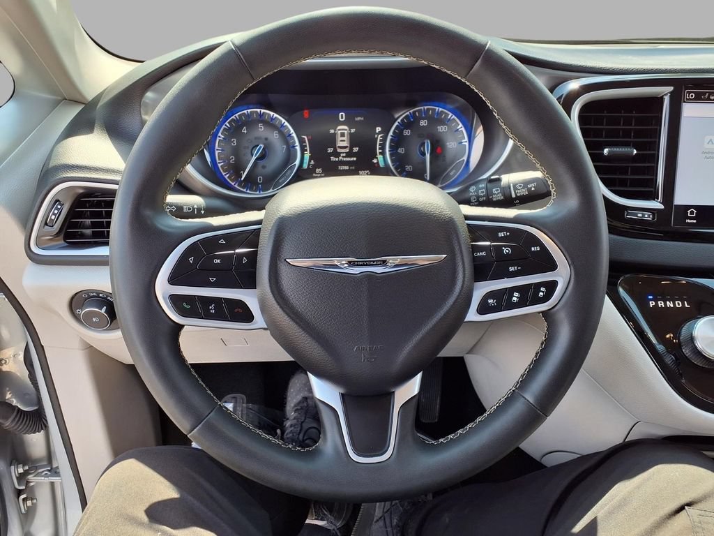 Used 2024 Chrysler Pacifica Touring-L FWD image 4